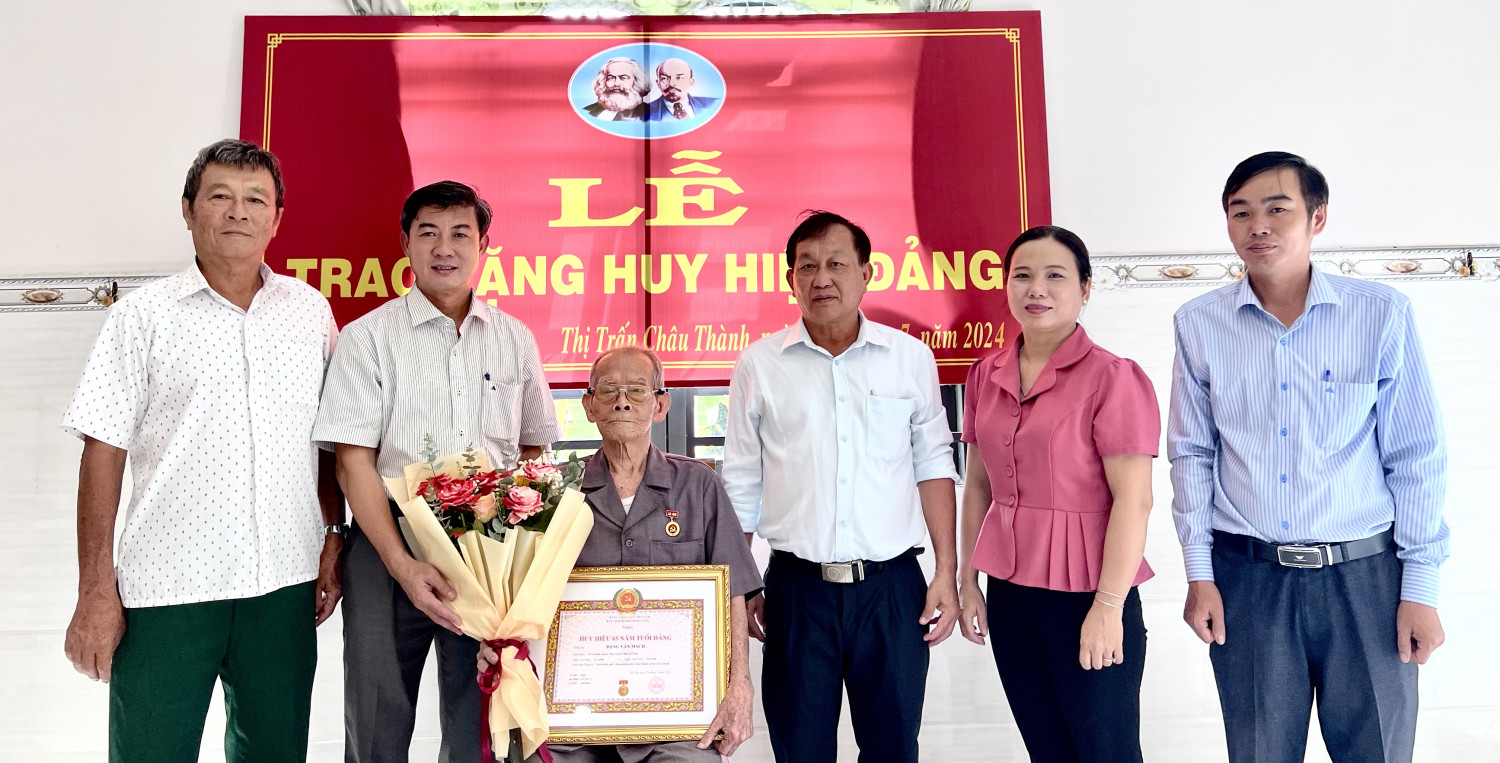 Bí thư Huyện ủy Châu Thành Trương Văn Hoàn:  Trao tặng huy hiệu 65 năm đảng cho 02 đảng viên