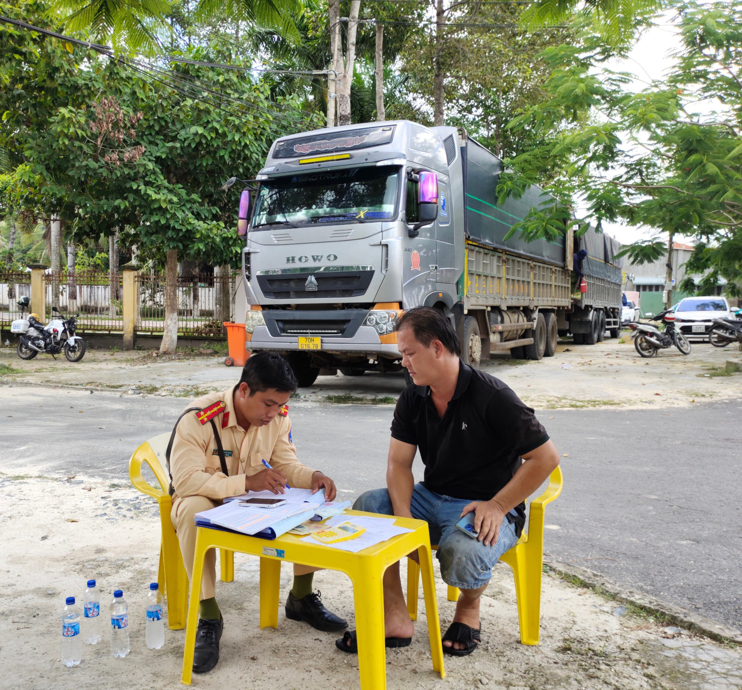 Châu Thành: Cảnh sát giao thông xử phạt 02 xe chở hàng quá tải