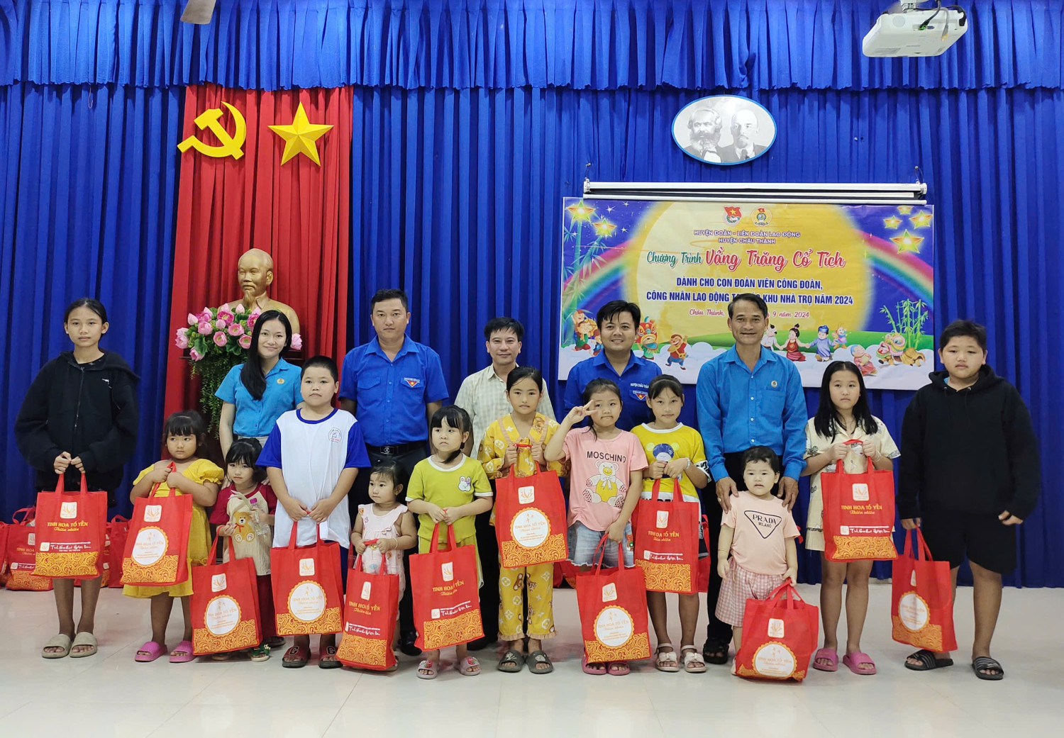 Châu Thành: Tặng quà trung thu cho con đoàn viên công nhân lao động