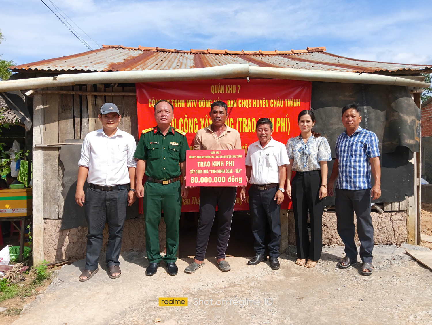 Ban chỉ huy quân sự huyện Châu Thành:  Trao kinh phí xây dựng nhà “Tình nghĩa Quân dân”