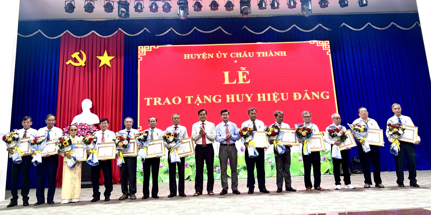 Huyện uỷ Châu Thành: Trao huy hiệu Đảng cho 37 đảng viên