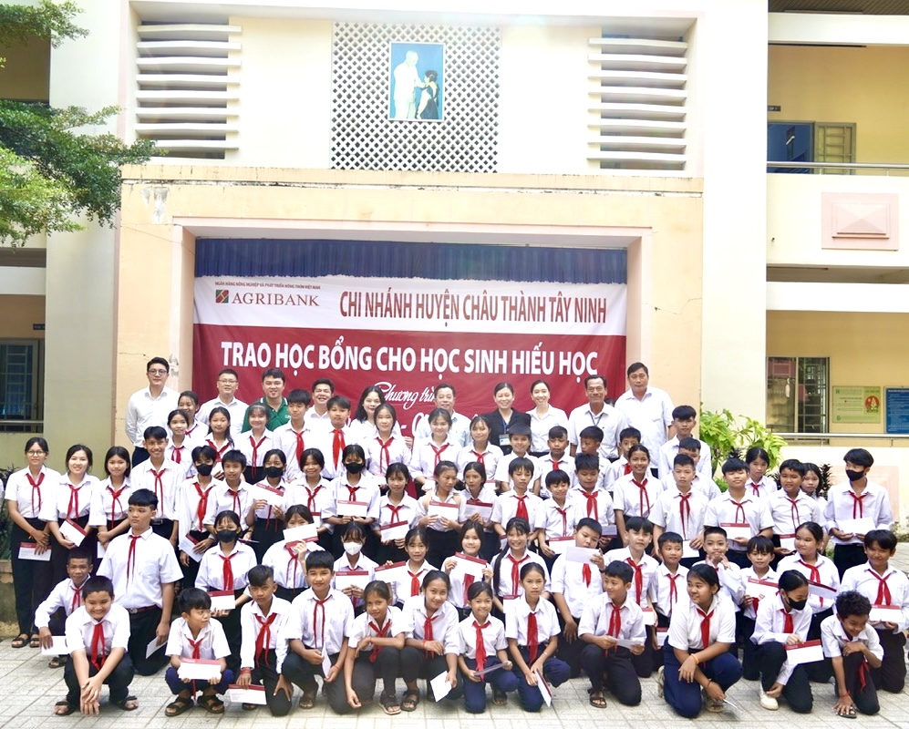 Trao tặng 70 suất học bổng chấp cánh ước mơ và thiết bị học tập