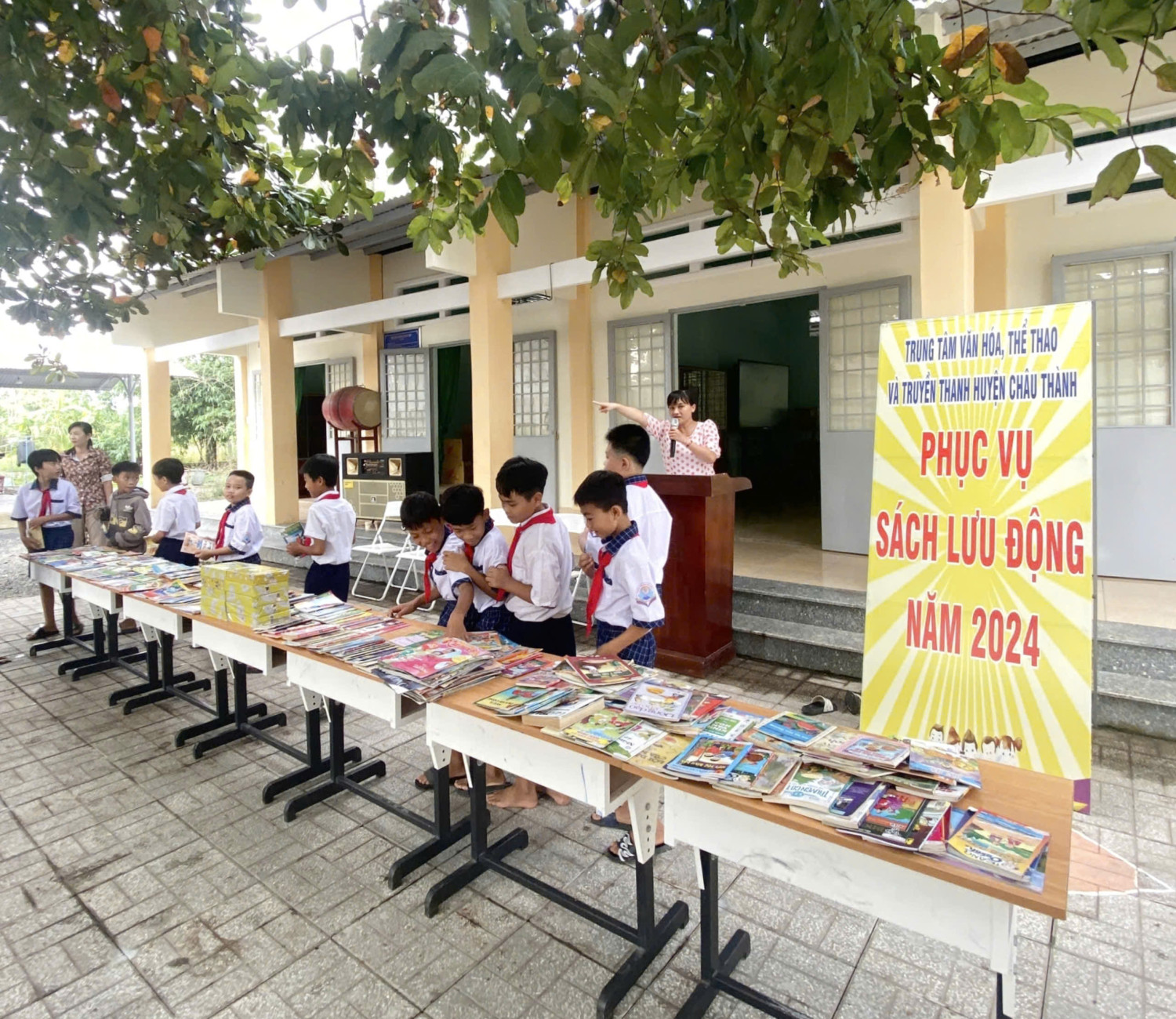 Châu Thành: Phục vụ sách lưu động tại Trường tiểu học Hảo Đước A