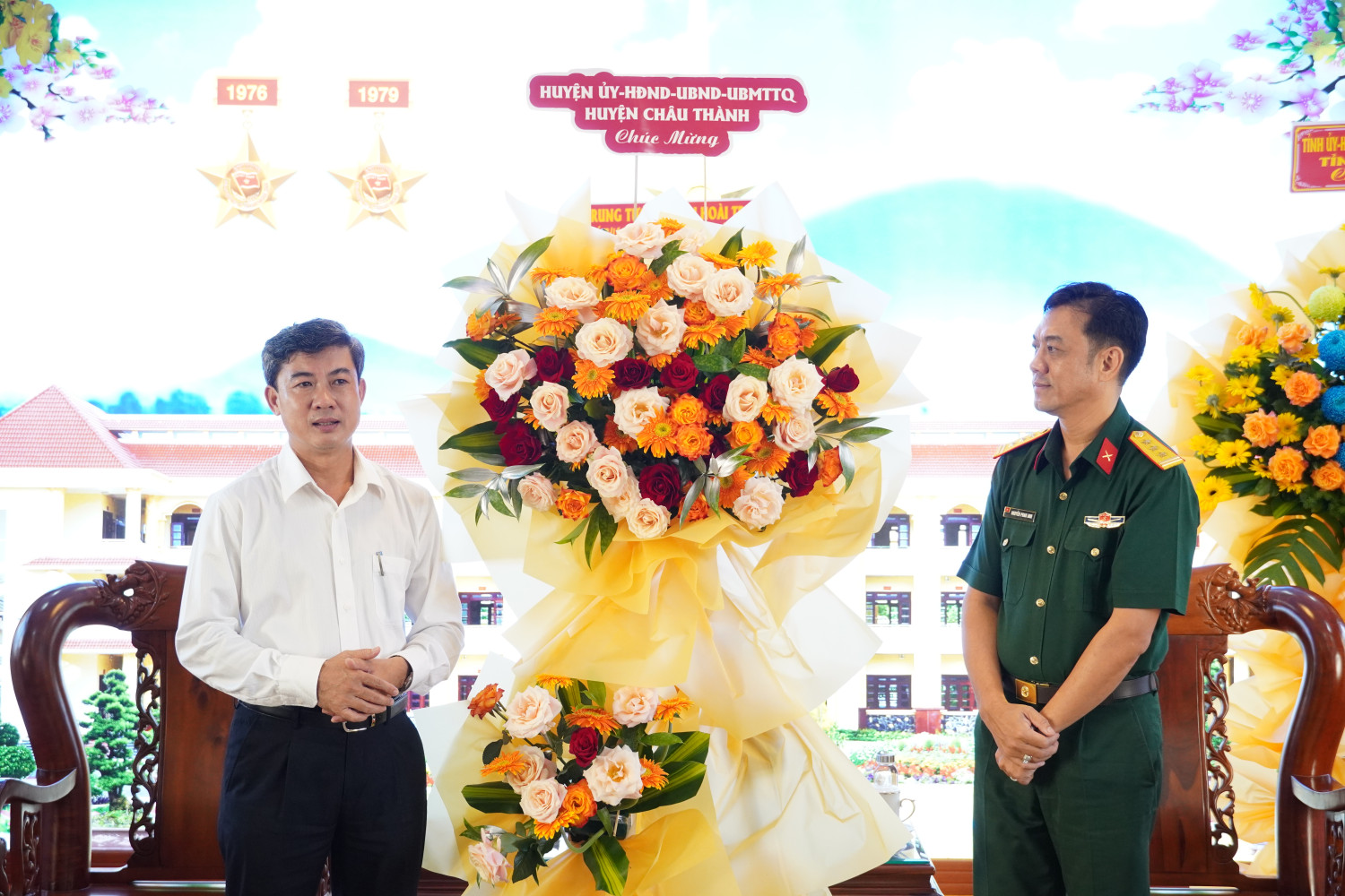 Bí thư Huyện uỷ Châu Thành Trương Văn Hoàn:  Thăm tặng quà chúc mừng ngày truyền thống Sư đoàn 5, Quân khu 7