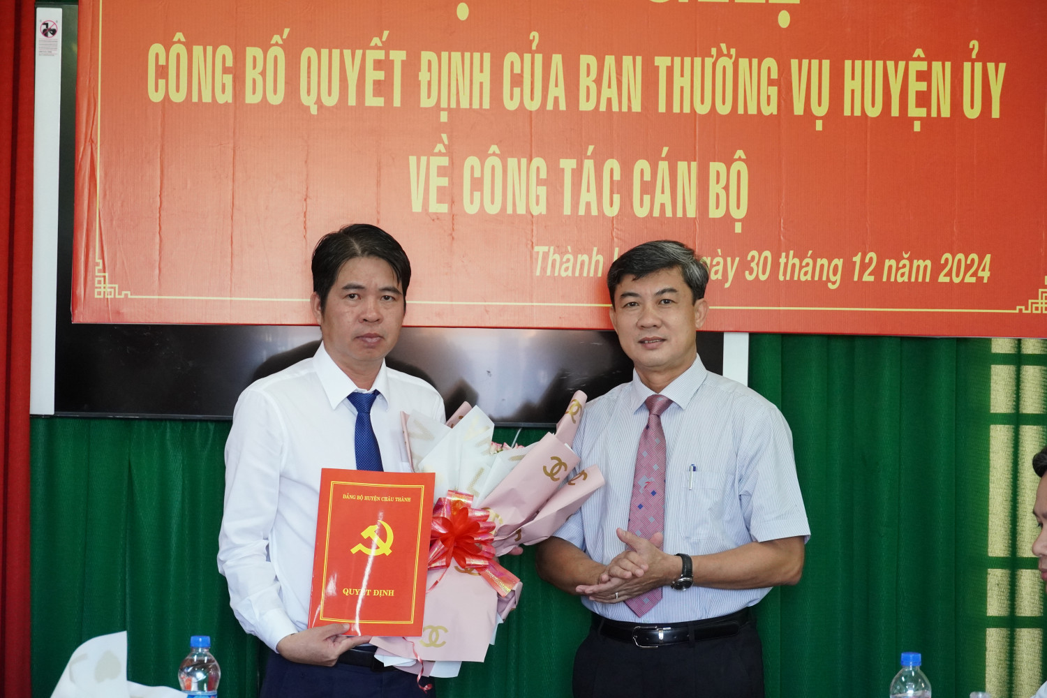 Châu Thành:  Trao Quyết định về công tác cán bộ