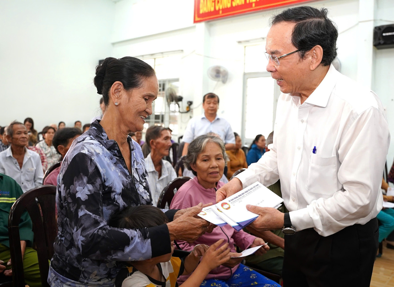 Bí thư Thành uỷ TP.HCM: Tặng quà Tết cho người dân có hoàn cảnh khó khăn tại Châu Thành