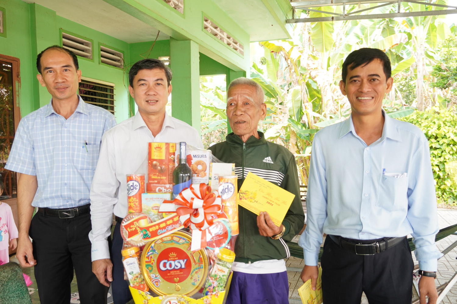 Bí thư Huyện uỷ Châu Thành Trương Văn Hoàn: Thăm gia đình chính sách nhân dịp tết Nguyên đán Ất Tỵ 2025