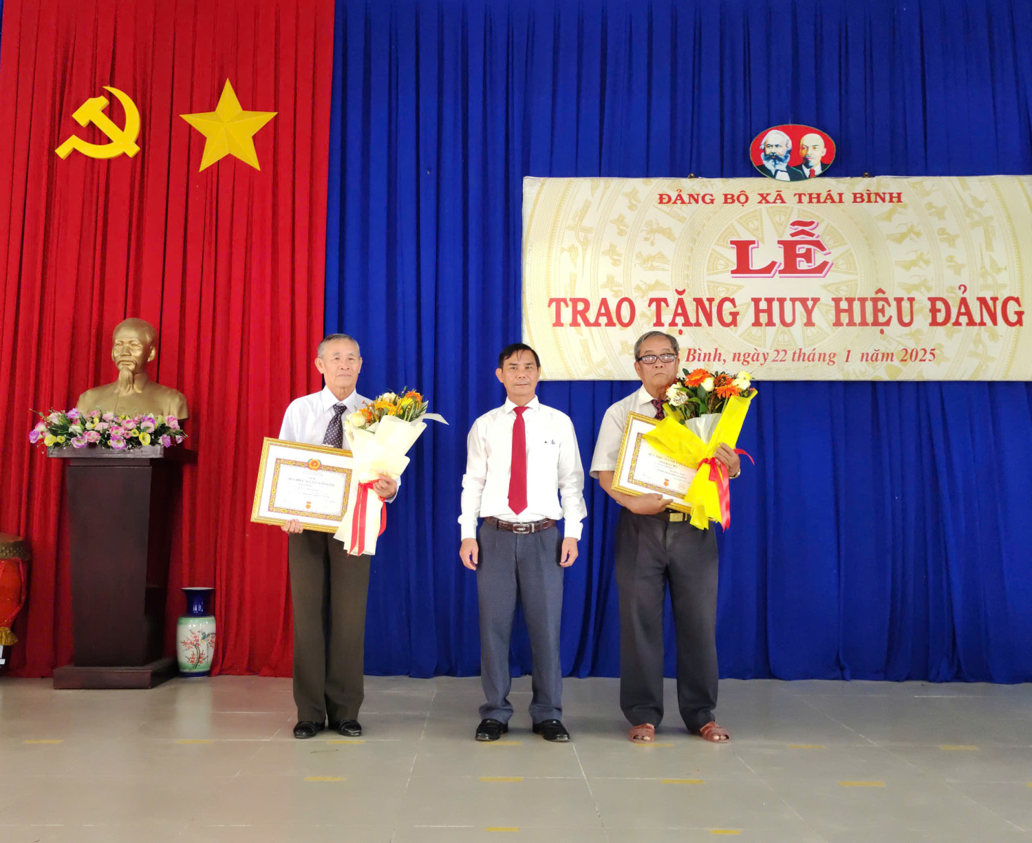 Châu Thành: Trao huy hiệu Đảng cho 09 đảng viên