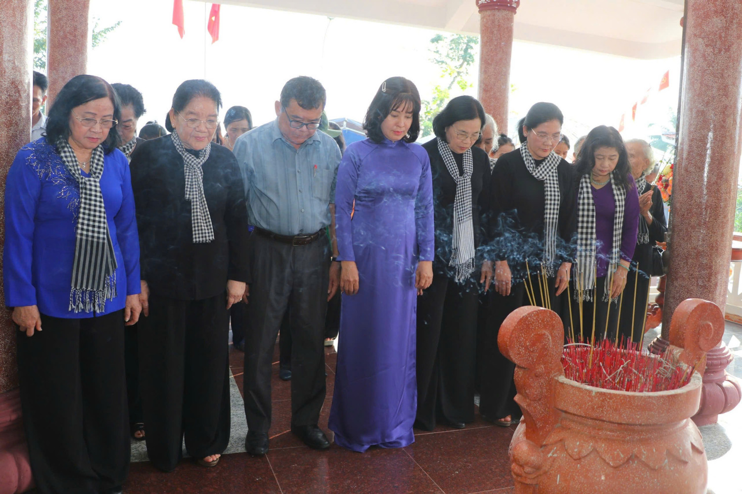 Châu Thành: Hội LHPN tỉnh tổ chức về nguồn tại Di tích Giồng Nần