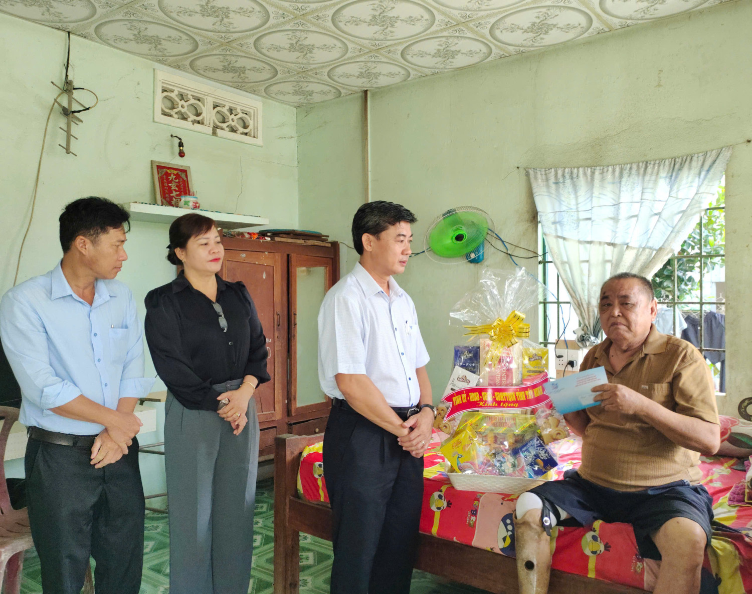 Bí thư Huyện uỷ Châu Thành Trương Văn Hoàn: Thăm, tặng quà gia đình chính sách trên địa bàn