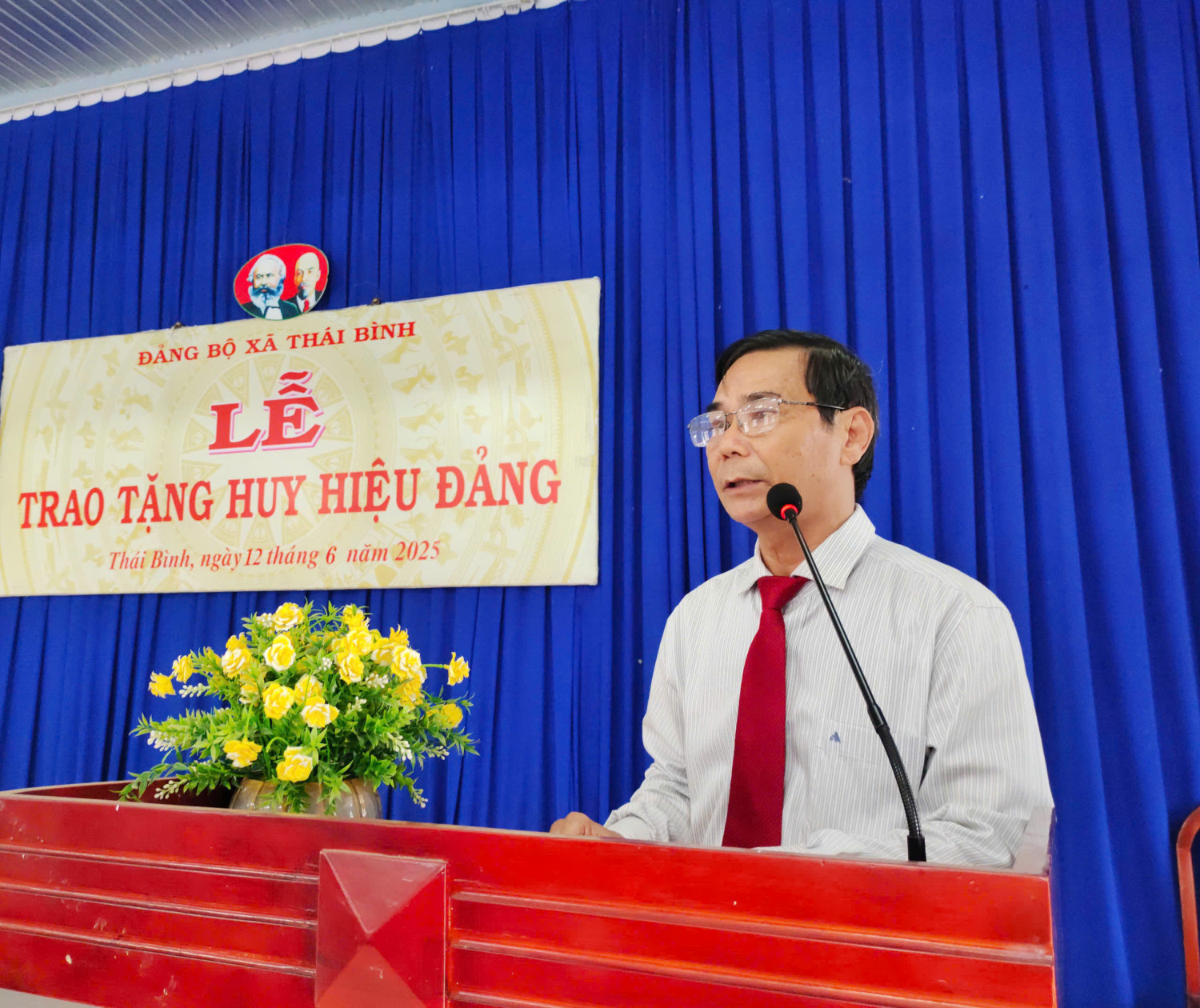 Châu Thành: Trao Huy hiệu đảng cho 05 đảng viên thuộc Đảng bộ xã Thái Bình