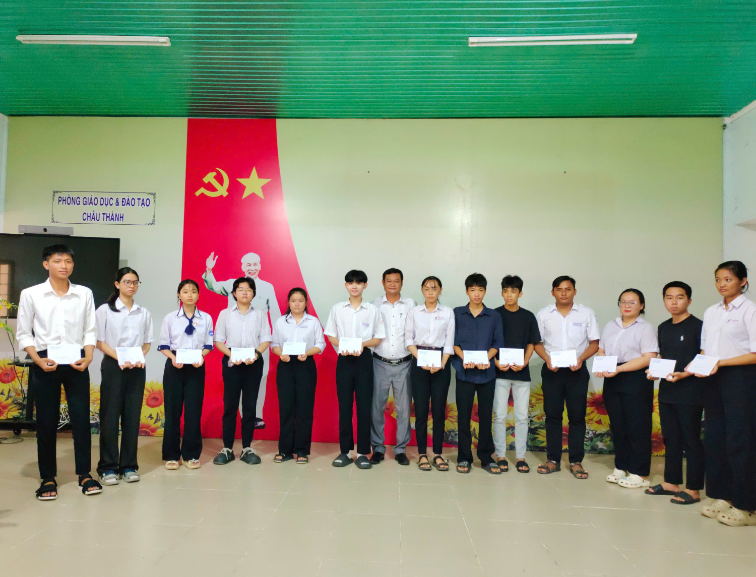 Châu Thành: Trao tặng 130 suất học bổng cho học sinh, sinh viên nghèo
